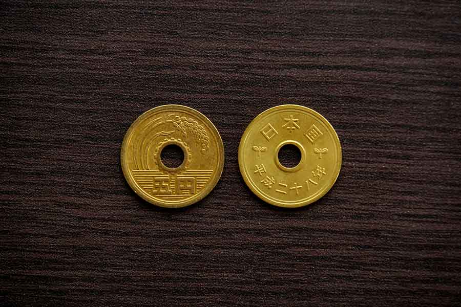 「5円玉のデザインにある稲の絵は農業、裏の木の芽は林業、水の絵は水産業、穴のまわりのギザギザは歯車の絵で工業を表している」という小学5年生の発表が話題に（写真はイメージ）【写真：PIXTA】