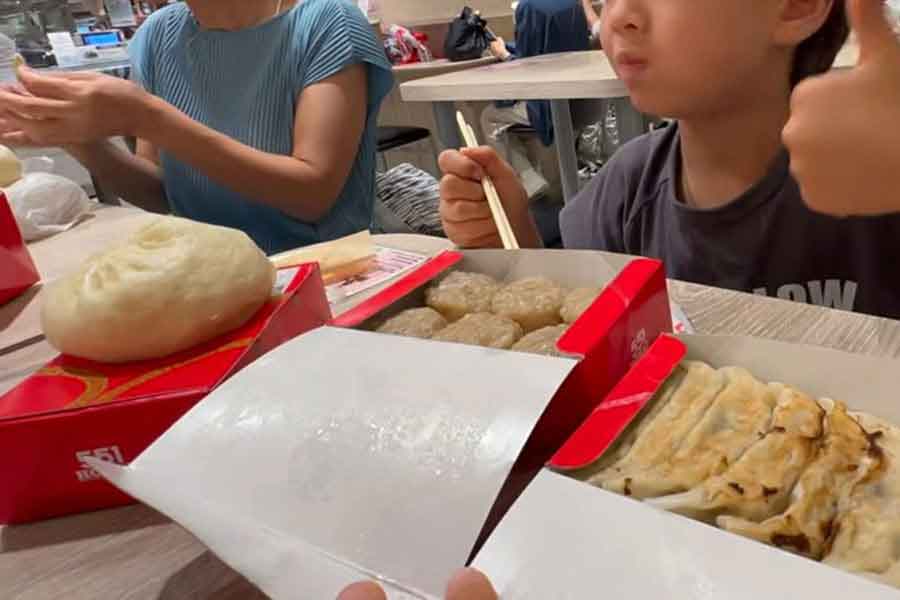 551の人気メニューを堪能【出典：YouTube「Ami's Life」よりスクリーンショット】