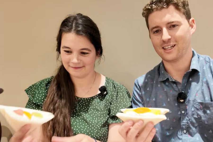 日本のフルーツサンドに感動【出典：YouTube「Jason Ray ジェイソン・レイ」よりスクリーンショット】