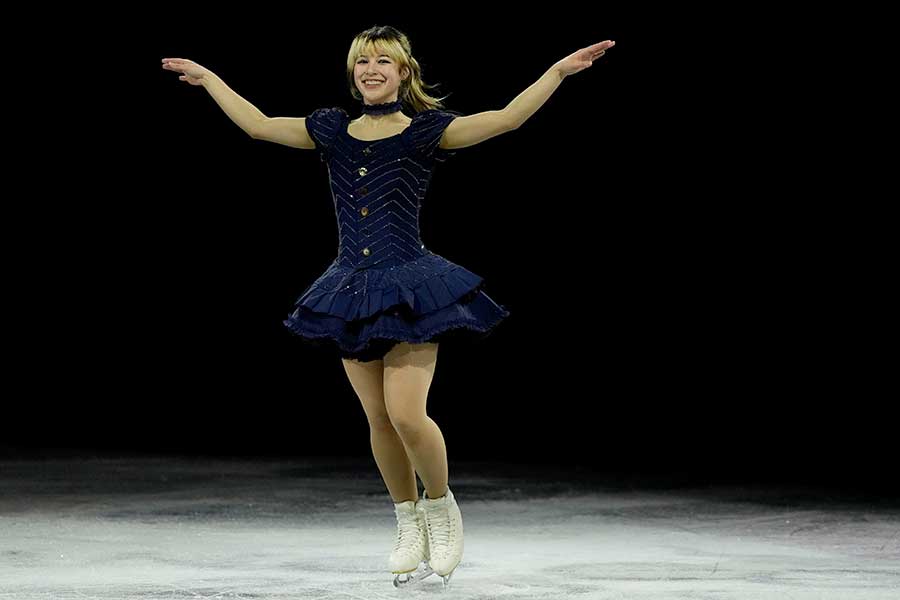 エキシビションで大トリを飾ったアリサ・リウ選手。衣装のボタンは五輪カラーに【写真：Aflo】