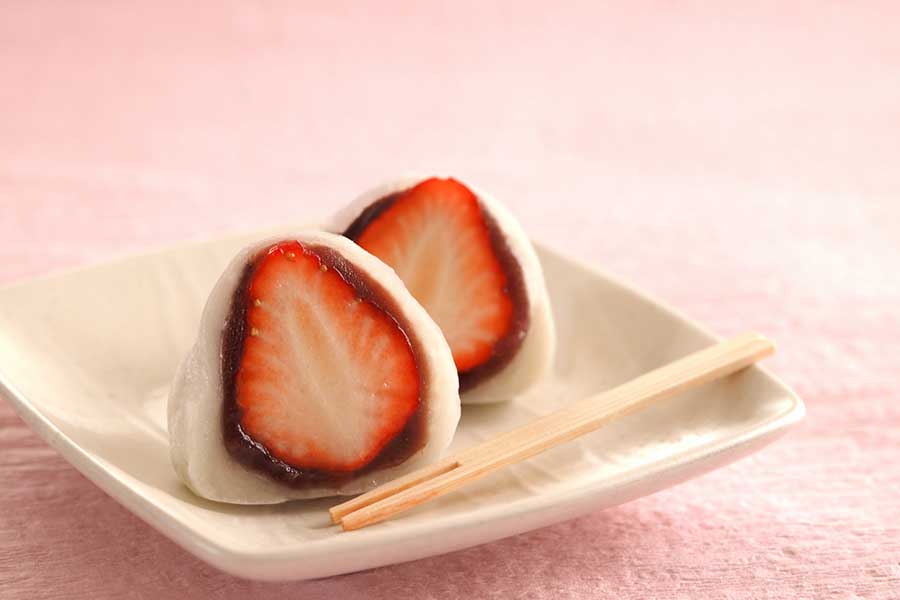 イチゴの酸味と、あんこの甘さが口の中で調和するイチゴ大福（写真はイメージ）【写真：PIXTA】