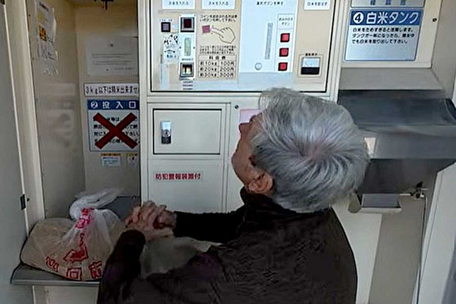 コイン精米所で玄米を精米するオリパパ【出典：YouTube「Ori＆Kaito」よりスクリーンショット】