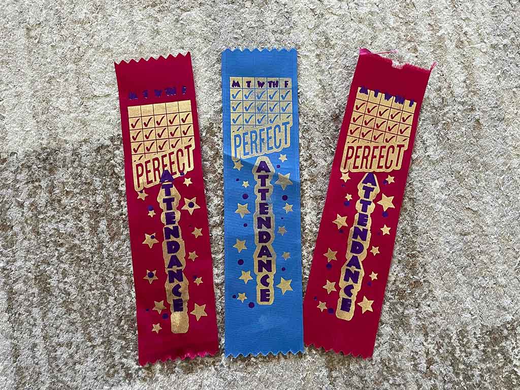 欠席をしなければ、学期ごとに記念リボンがもらえる。Amazonなどで広く販売されているので、無欠席を讃えることはアメリカでは一般的のよう【写真：i-know】