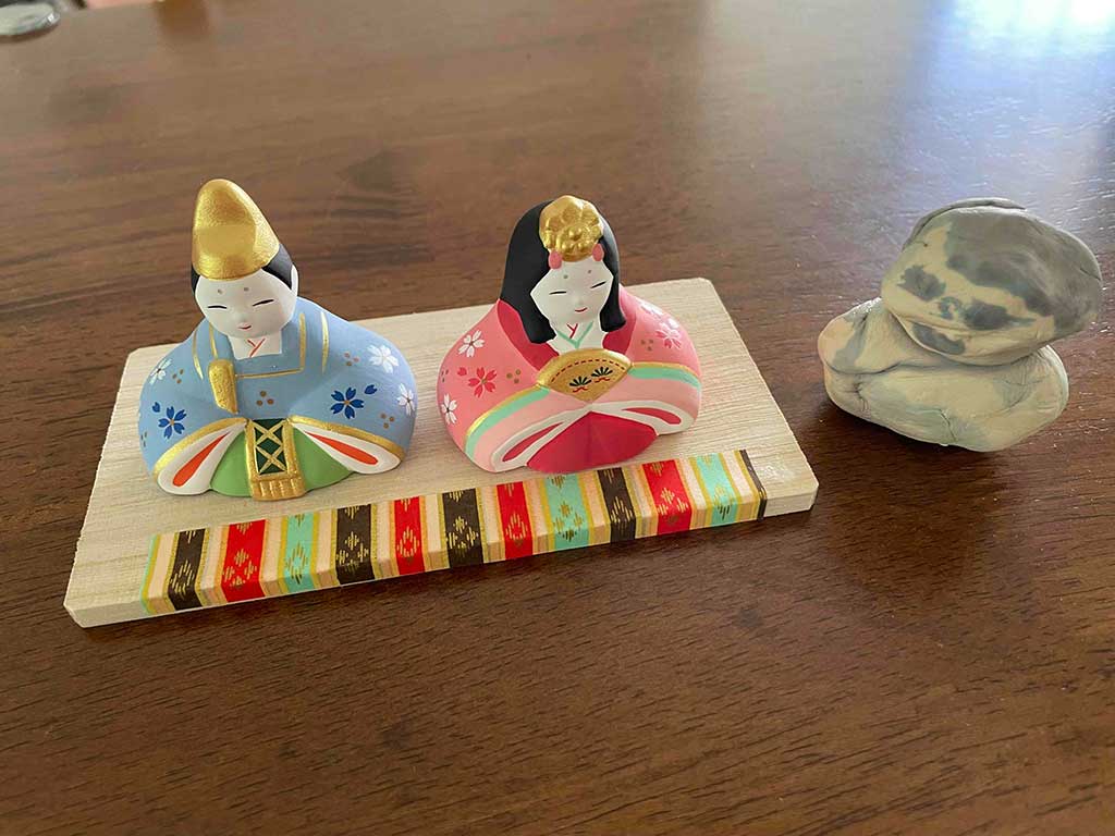 ハワイのドン・キホーテで小さなひな人形を購入。右は娘が粘土で作ったものだが、出来に満足いっていない様子【写真：i-know】