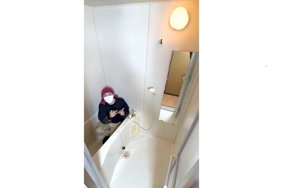 まるで新品のような輝きに生まれ変わった浴室!【出典:インスタグラム(katazuke_online.nakanohito)よりスクリーンショット】