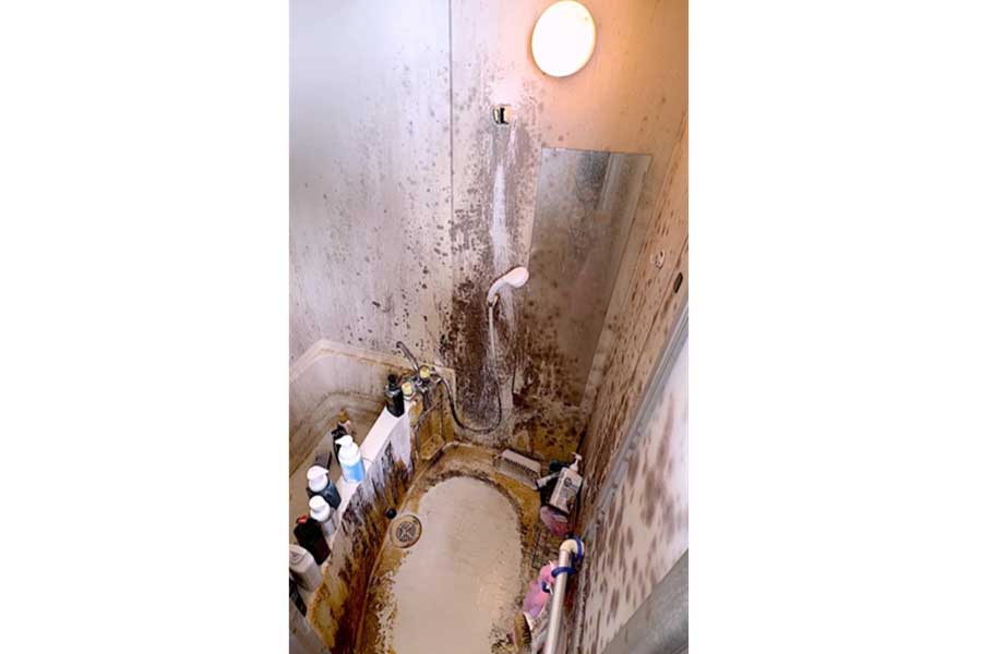 入るのをためらってしまうほど汚れている浴室【出典:インスタグラム(katazuke_online.nakanohito)よりスクリーンショット】