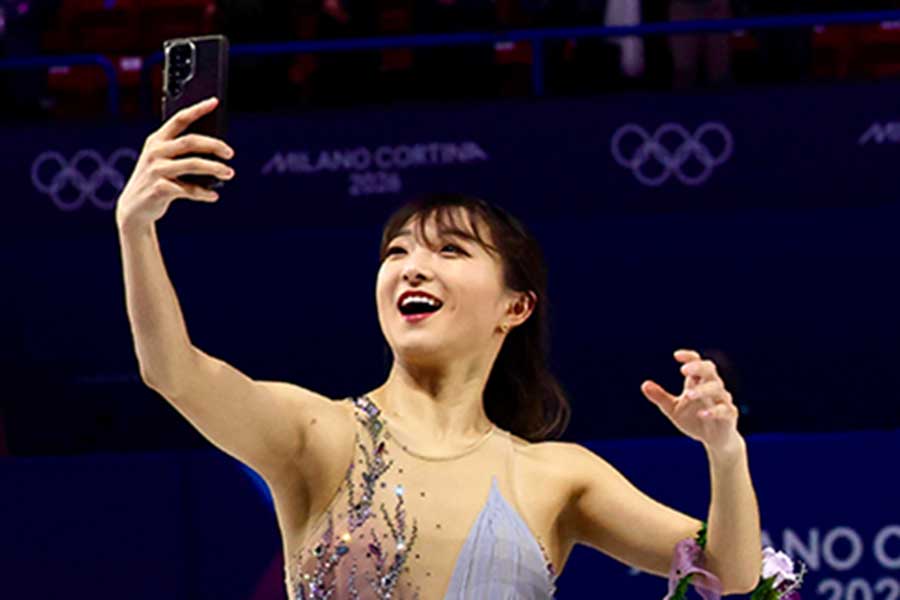 エキシビションでセルフィーを撮る坂本花織選手【写真:Aflo】