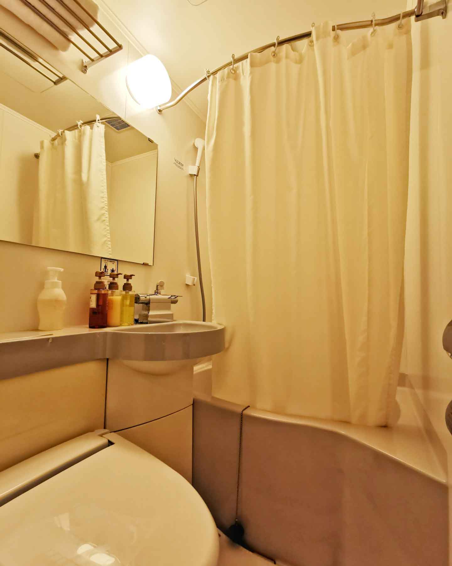 水が外に漏れるのを防ぐために、カーテンは浴槽の内側に入れる（写真はイメージ）【写真：写真AC】