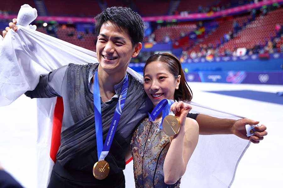 金メダルを獲得した木原龍一選手と三浦璃来選手【写真:Aflo】