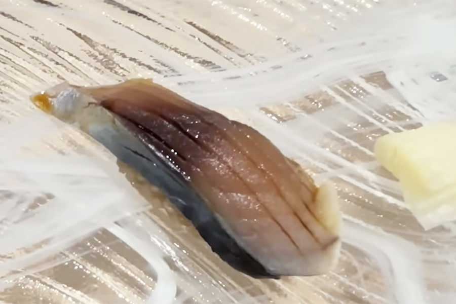 シメサバのおいしさに感動【出典：YouTube「日本食冒険記Tokyo Food Adventures」よりスクリーンショット】