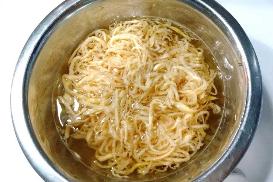 切り干し大根を長時間水に浸しておくと、カリウムなど水溶性の栄養素が溶け出してしまうので注意（写真はイメージ）【写真：写真AC】