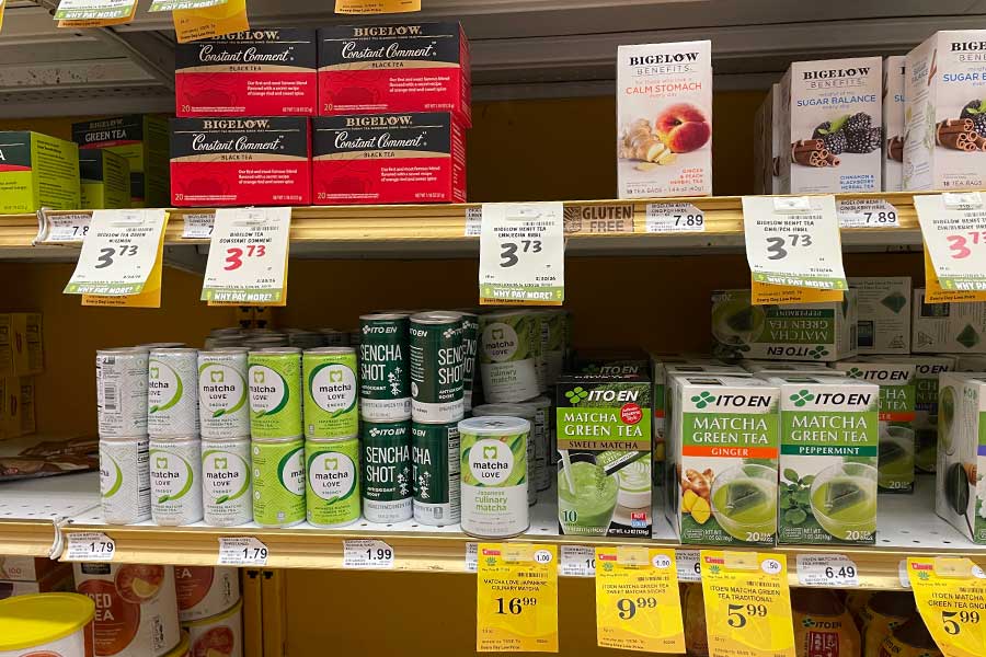 ハワイの地元スーパーで売られている抹茶ドリンク。ティーバッグやスティックタイプ、缶飲料などバリエーション豊富【写真：i-know】