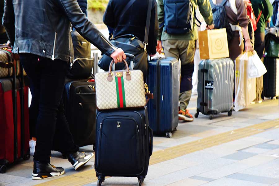 列を作って順番を待つ日本人（写真はイメージ）【写真：PIXTA】