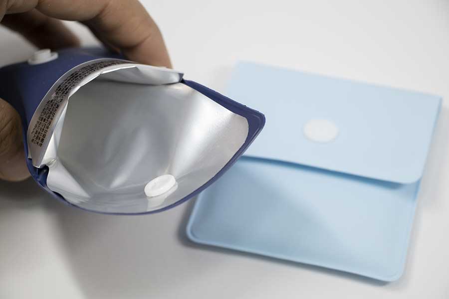 喫煙所で携帯灰皿を使用（写真はイメージ）【写真：写真AC】