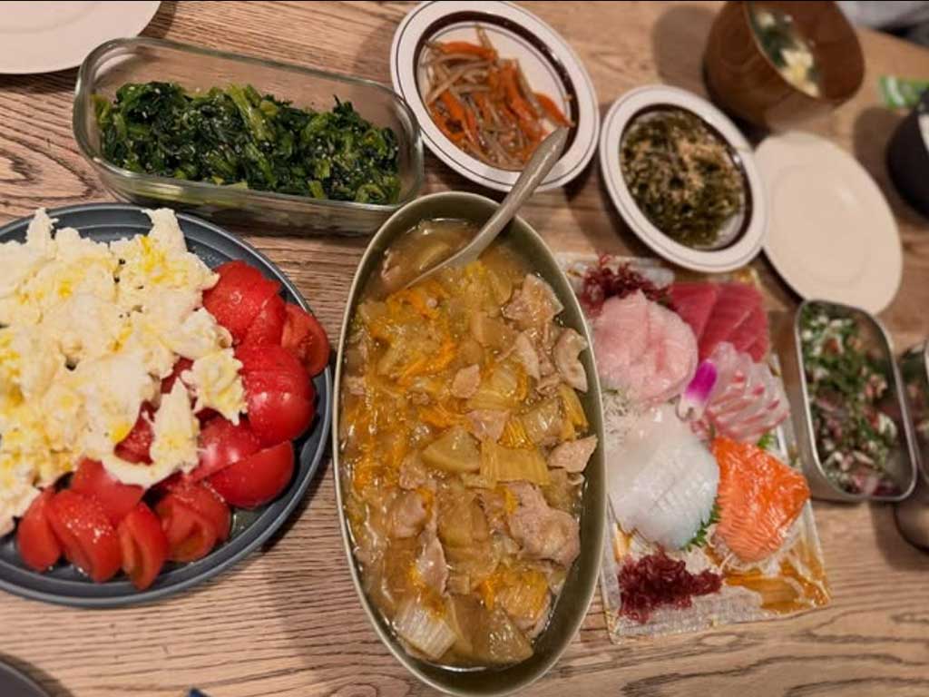 藤本美貴さんが公開した「夜ご飯」【出典:インスタグラム(mikittyfujimoto)よりスクリーンショット】