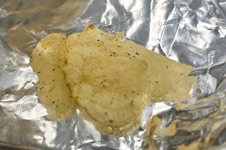 青海苔の豊かな風味が特徴的なのりしお味のポテトチップス【写真：Yo】