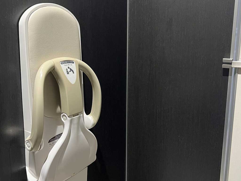 日本では公共施設のトイレにベビーチェアが設置されていることがほとんど（写真はイメージ）【写真：写真AC】