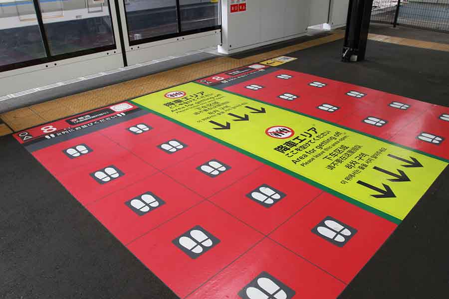 乗降時のルールが矢印で示されている駅のホーム（写真はイメージ）【写真：PIXTA】