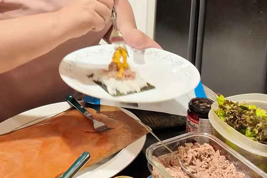 手巻き寿司に初挑戦し、大満足【出典：YouTube「Chihori's Vlog」よりスクリーンショット】