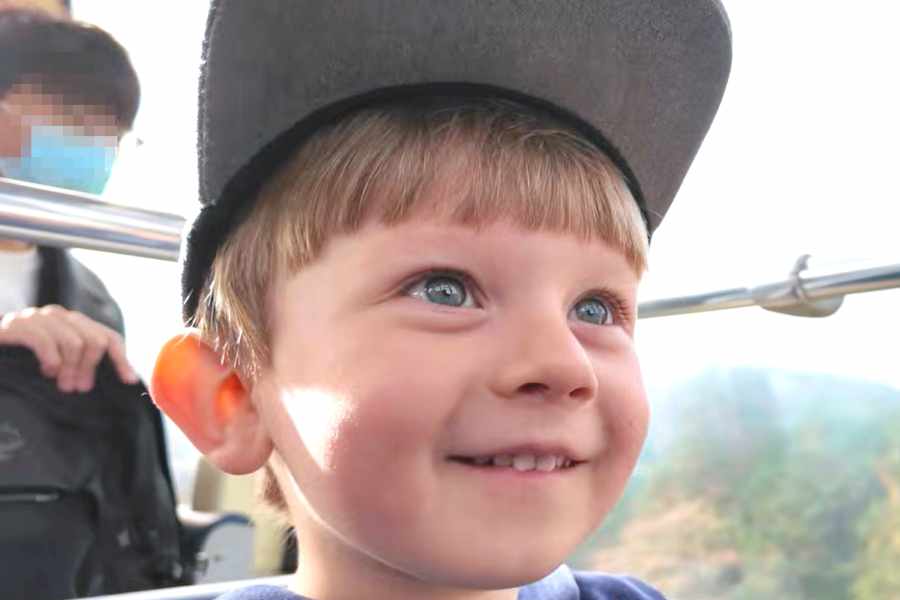 アメリカ人YouTuber・ジェイソンさんの甥【出典：YouTube「Jason Ray ジェイソン・レイ」よりスクリーンショット】