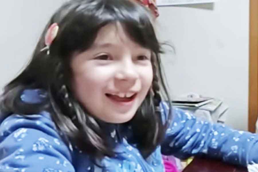 日本の冬を楽しんだマカロンちゃん【出典：YouTube「Macaron Chan 南フランス田舎娘」よりスクリーンショット】