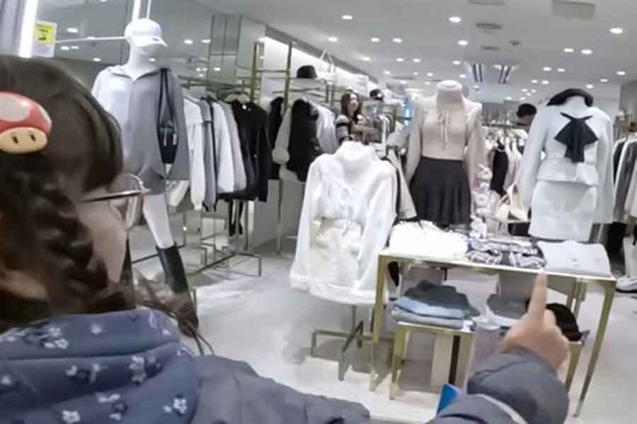 日本のファッションに興味津々【出典：YouTube「Macaron Chan 南フランス田舎娘」よりスクリーンショット】