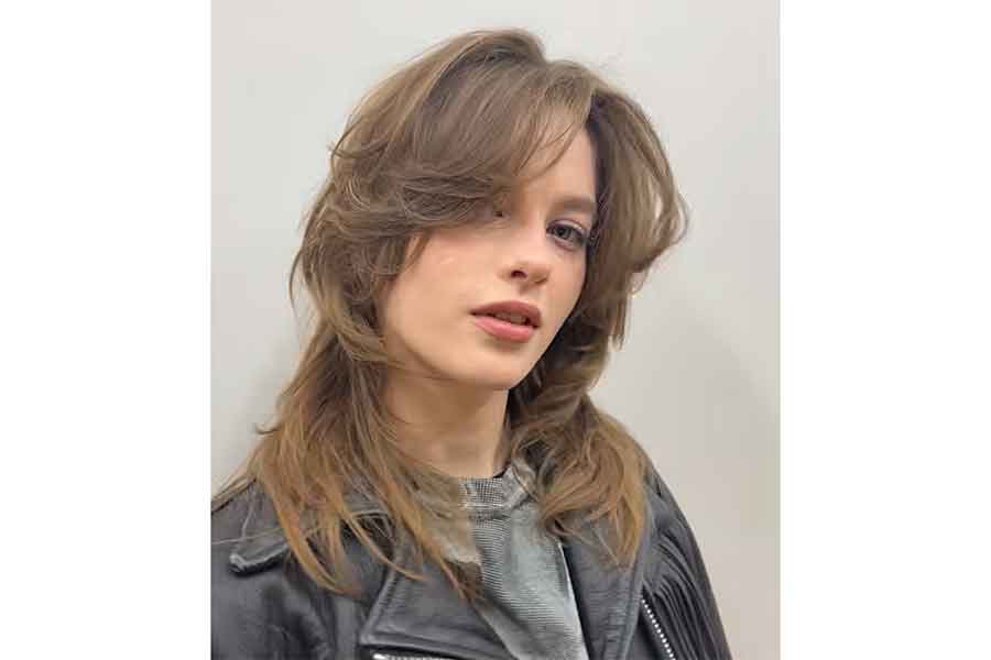 施術後のイロンさん。ボリュームが出たヘアスタイルに感激【出典：YouTube「P.S. Gemmie（ピーエス ジェミー）英語対応ヘアサロン-」よりスクリーンショット】