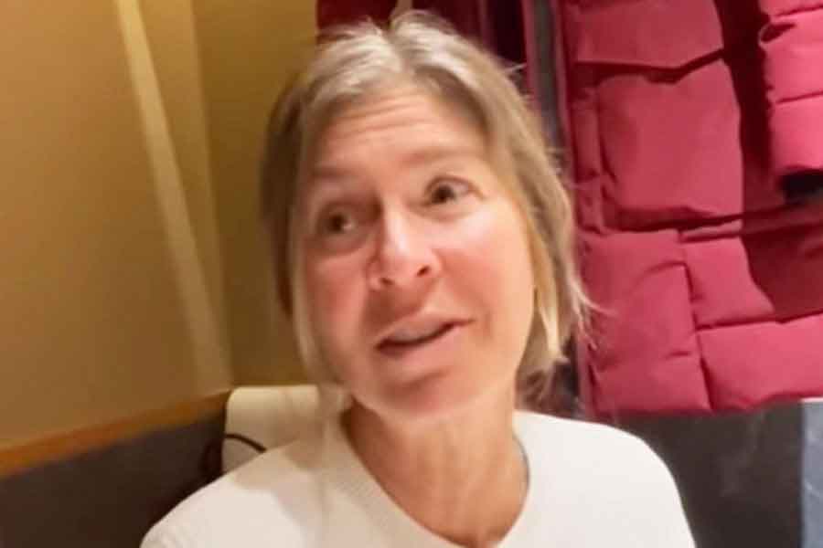 アメリカからやってきた、デビンさんのお母さん【出典：YouTube「日本食冒険記Tokyo Food Adventures」よりスクリーンショット】