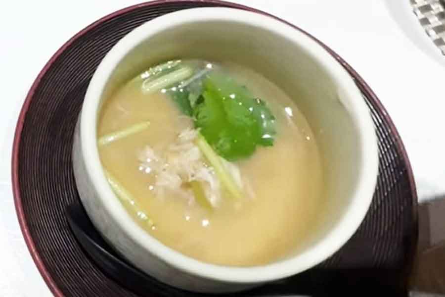 初めて食べた茶碗蒸しに感激【出典：YouTube「日本食冒険記Tokyo Food Adventures」よりスクリーンショット】