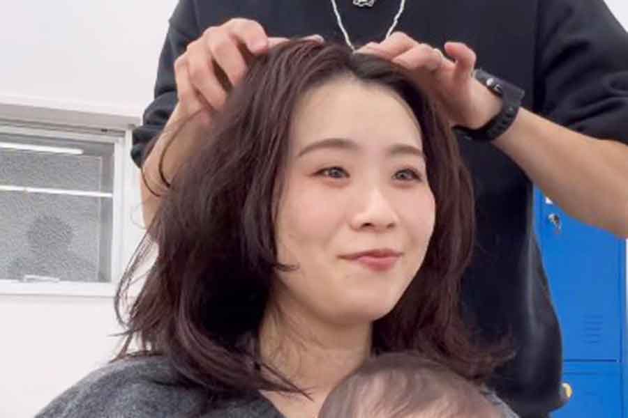 髪をばっさりと切ることを決断した女性【出典:インスタグラム(@toru_curly_hair)よりスクリーンショット】