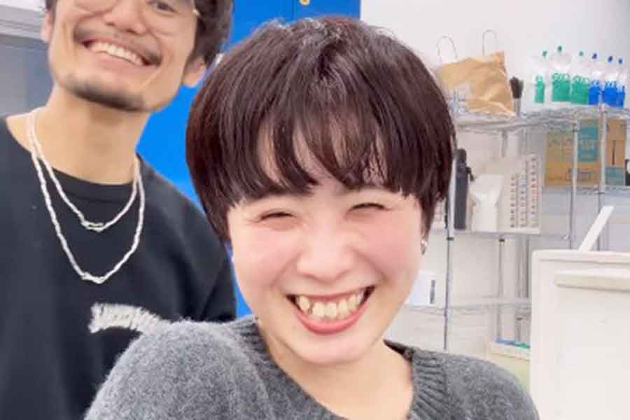 「かわいい!」と大満足の女性【出典:インスタグラム(@toru_curly_hair)よりスクリーンショット】