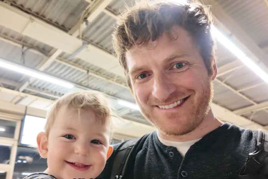 アメリカ人YouTuberのジェイソンさんと息子のエライジャくん【出典：YouTube「Jason Ray ジェイソン・レイ」よりスクリーンショット】