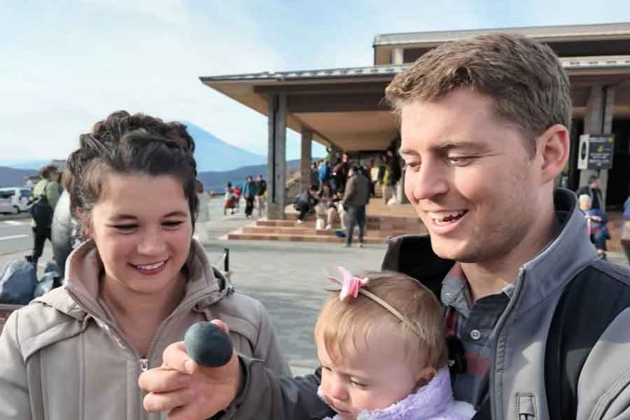 大涌谷で黒たまごを初体験【出典：YouTube「Jason Ray ジェイソン・レイ」よりスクリーンショット】