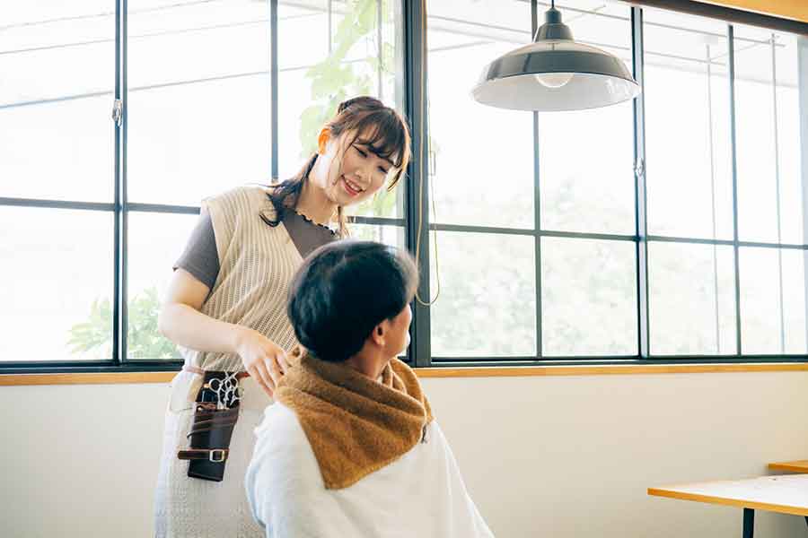 こだわりがなく、スタイリストに「お任せで」とオーダーする人も(写真はイメージ)【写真:写真AC】