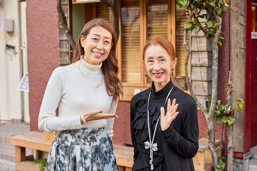 インタビュアーの竹山マユミさんと若葉ひろみさん【写真：くさかべまり】