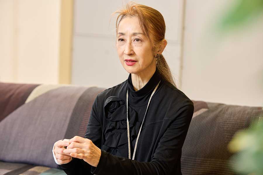 宝塚では珍しいとされる男役から娘役への転向の裏側も語った若葉ひろみさん【写真：くさかべまり】