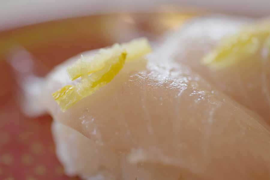 握り寿司にあしらわれたユズ。繊細な香りに感激（写真はイメージ）【写真：PIXTA】