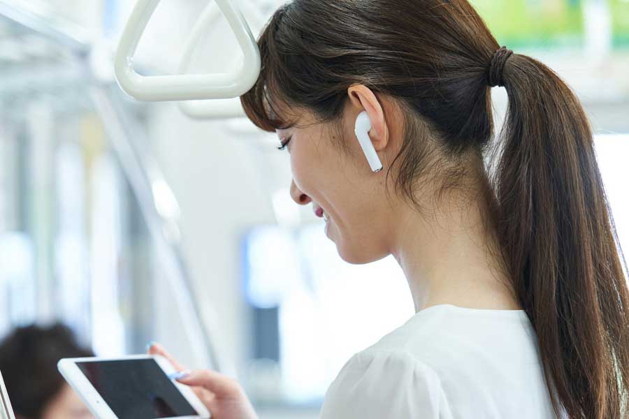 ワイヤレスイヤホンなどを頻繁に使用することも(写真はイメージ)【写真:PIXTA】