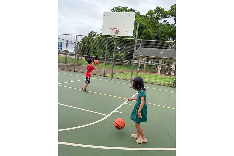 日本では屋内で行われることが多いため、バスケットボールの練習が屋外コートで行われるのは衝撃だった【写真:i-know】