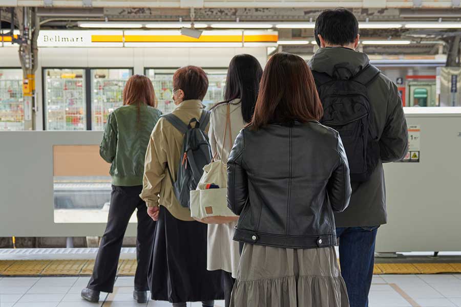 自然に列に並ぶ日本人（写真はイメージ）【写真：PIXTA】