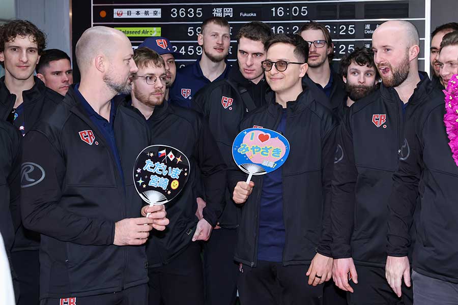 宮崎空港で歓迎を受けた野球チェコ代表チーム【写真:Full-Count/加治屋友輝】