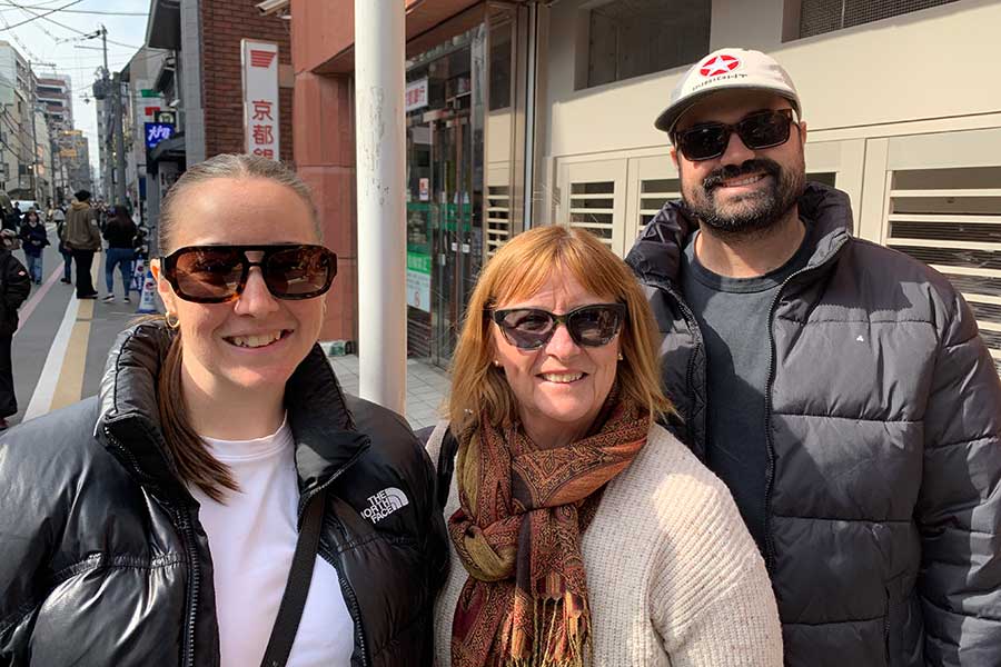 オーストラリアから来た（左から）クレアさん、母のキャサリンさん、夫のジョーダンさん【写真：Hint-Pot編集部】