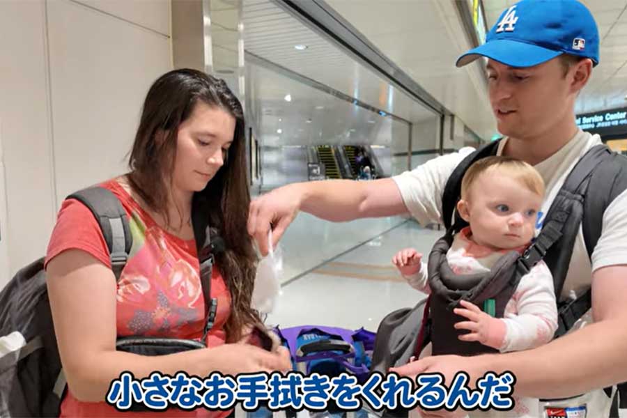 コンビニでもらった使い捨てのおしぼりに感激【出典：YouTube「Jason Ray ジェイソン・レイ」よりスクリーンショット】