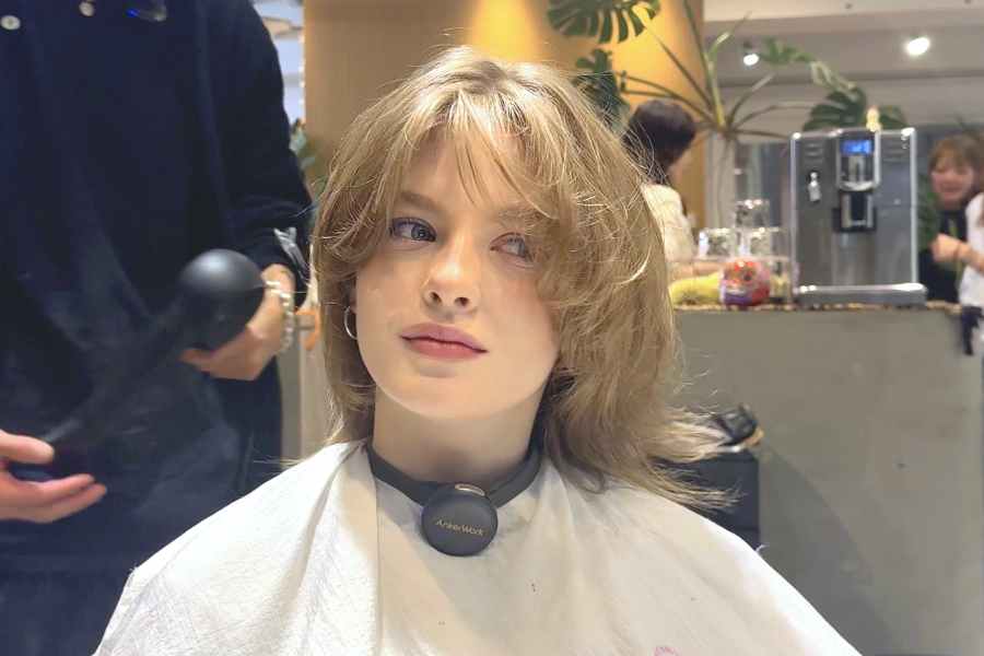 初めて日本の美容室に訪れたという、ウクライナ人モデルのイロンさん【出典:YouTube「P.S. Gemmie(ピーエス ジェミー)英語対応ヘアサロン-」よりスクリーンショット】