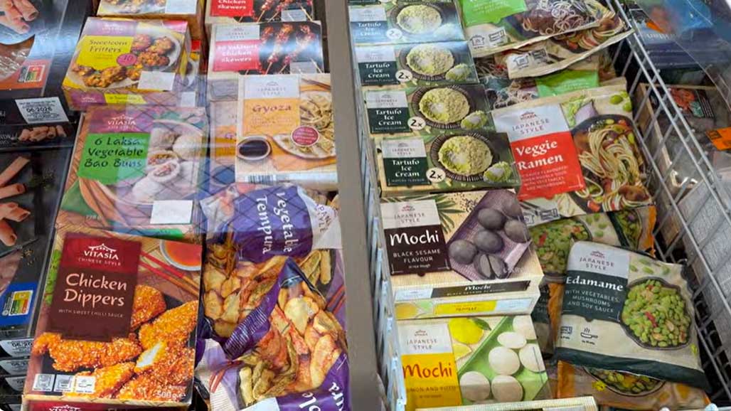 天ぷらにラーメン…　スイスのスーパーに並ぶ冷凍食品の日本食【出典：YouTube「Ami's Life」よりスクリーンショット】