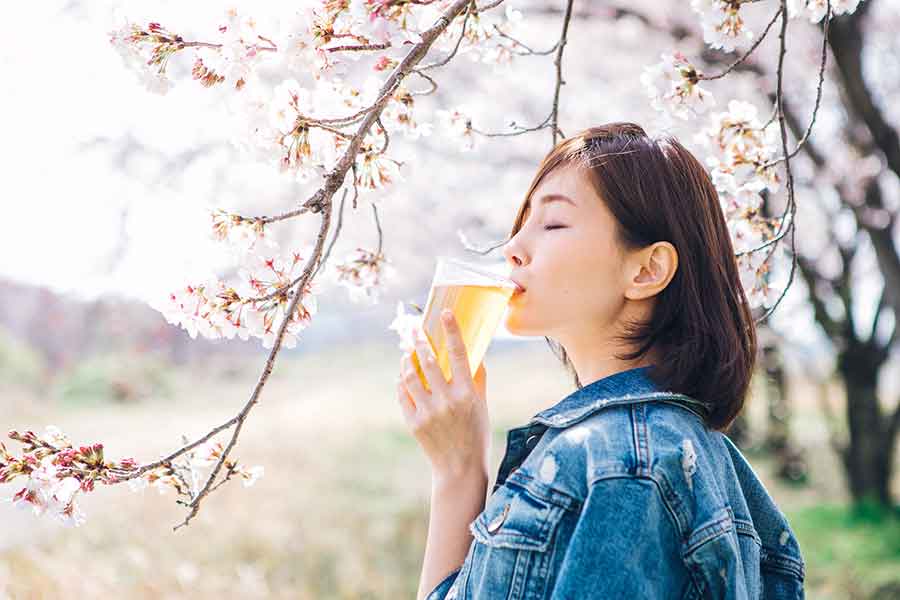 お花見やバーベキューなど、日本では公共の場でもお酒を飲むことができる（写真はイメージ）【写真：PIXTA】