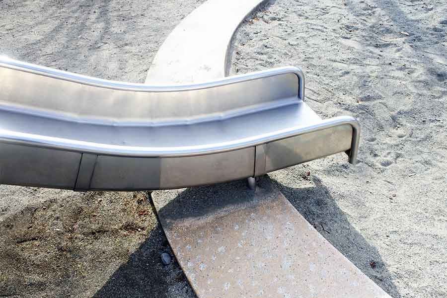 公園のすべり台に驚がく（写真はイメージ）【写真：写真AC】