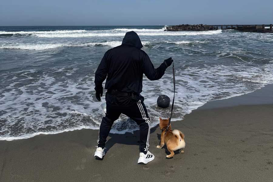 動きがシンクロする飼い主さんと、ろくくん【写真提供：柴犬ろく（@roku125shiba）さん】