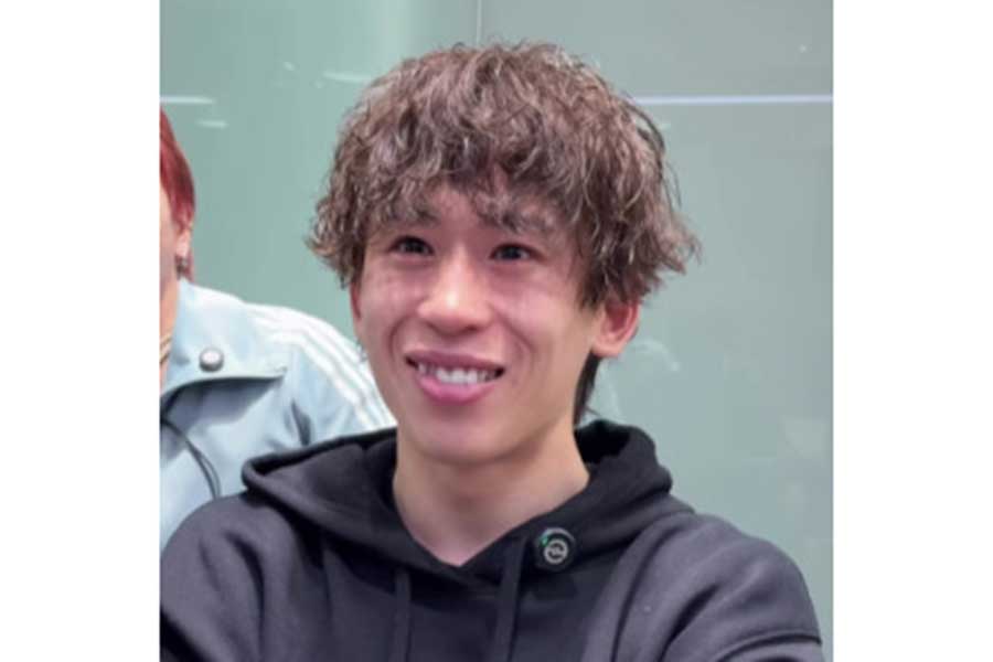 カットとパーマでボリュームを再配置し、洗練されたさわやかさを手に入れた男性【出典：インスタグラム（view_akada）よりスクリーンショット】