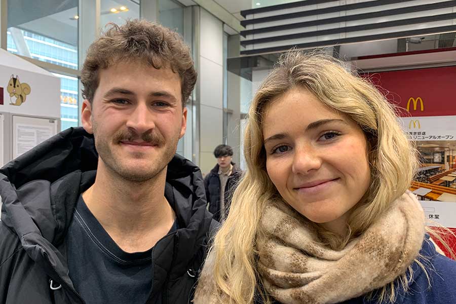 オーストラリアから来た（左から）タイラーさんとニーヴさん【写真：Hint-Pot編集部】